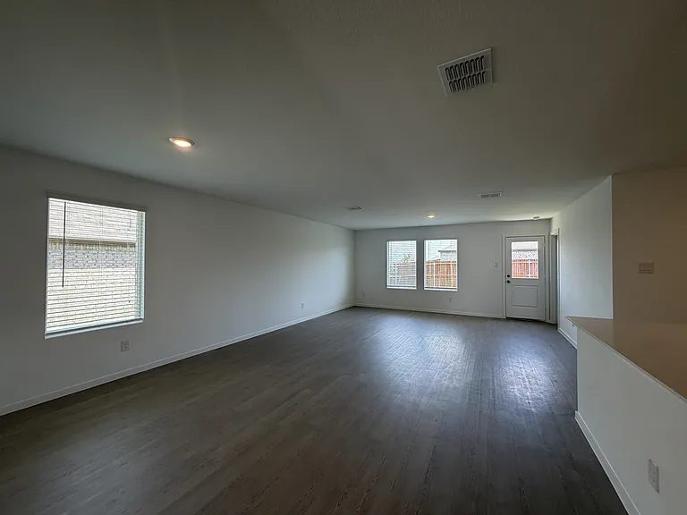 624 Criner St — Photo 5