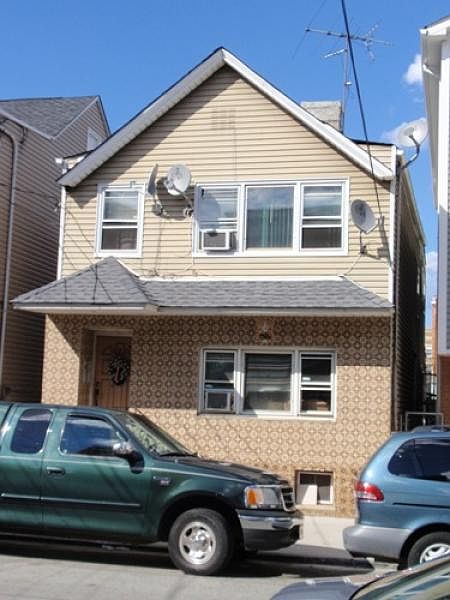 2nd image of 222 Oliver St