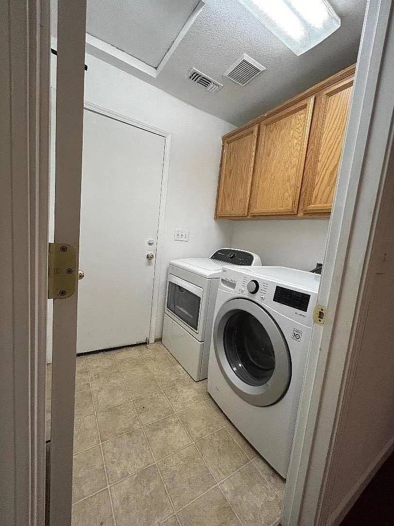 3 bed, 1396 sqft, $2,300 — Photo 4