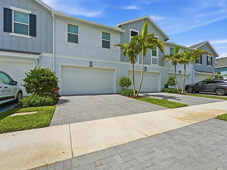 4767 N Longwood Lake Sq — Photo 2