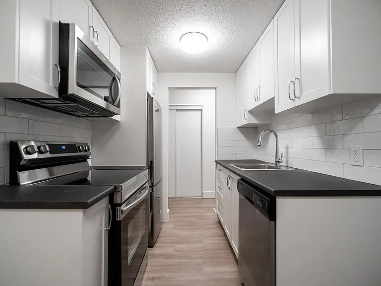 720 Queens Ave — Photo 3