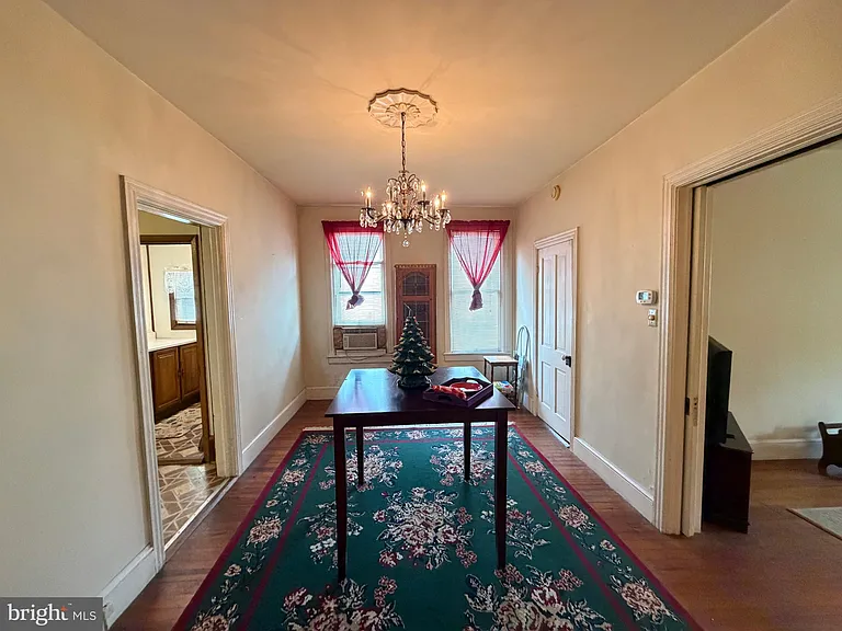 508 W Burke St — Photo 12