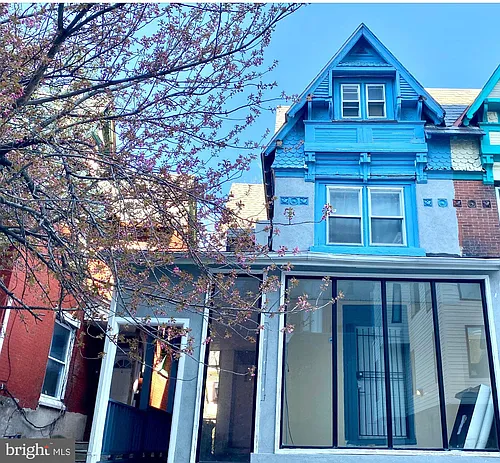 3215 Summer St Photo 1