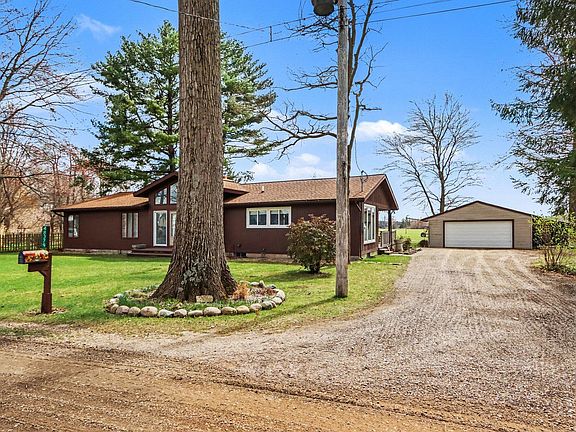 3rd image of 48379 Hill Dr
