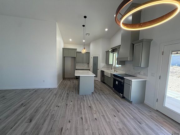 3rd image of 1675 E Union St