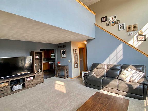 3rd image of 4599 Hilltop Dr