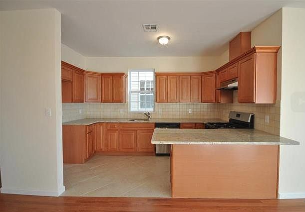 2nd image of 15 Oak St #2