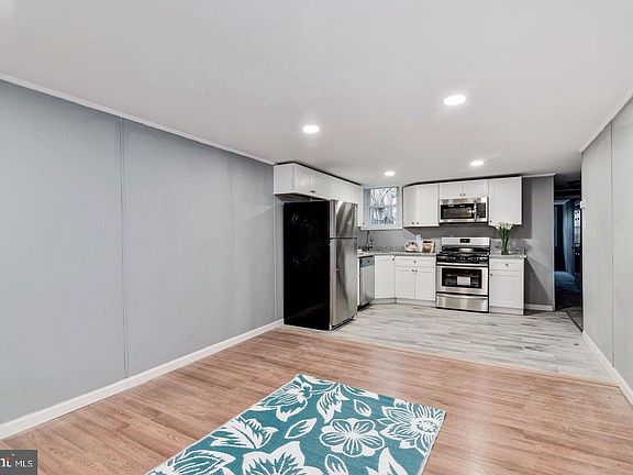 4th image of 6240 Dickens Ave