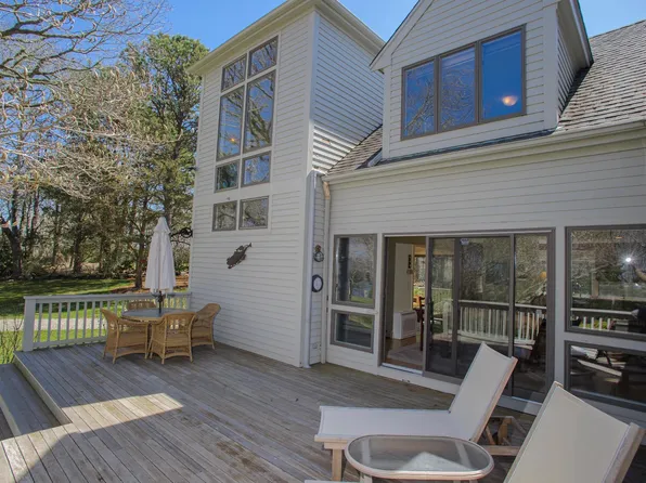 237 Lagoon Pond Rd, Tisbury, MA 02568