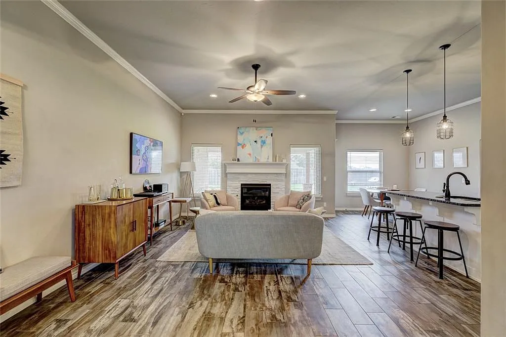 4 bed, 2250 sqft, $2,225 — Photo 2