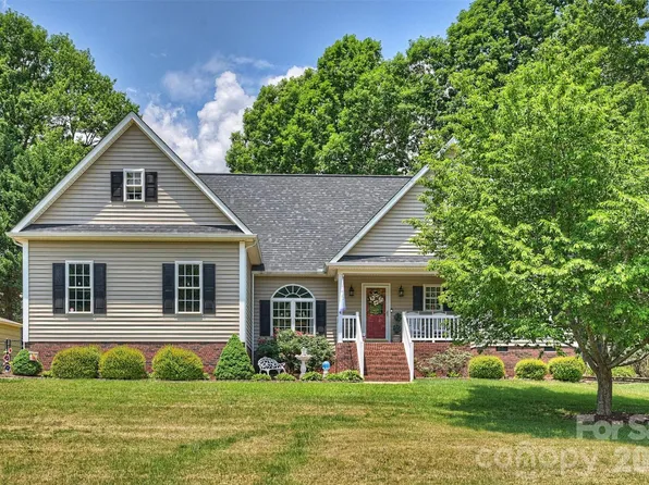 1302 Laurel Woods Dr, Gastonia, NC 28052