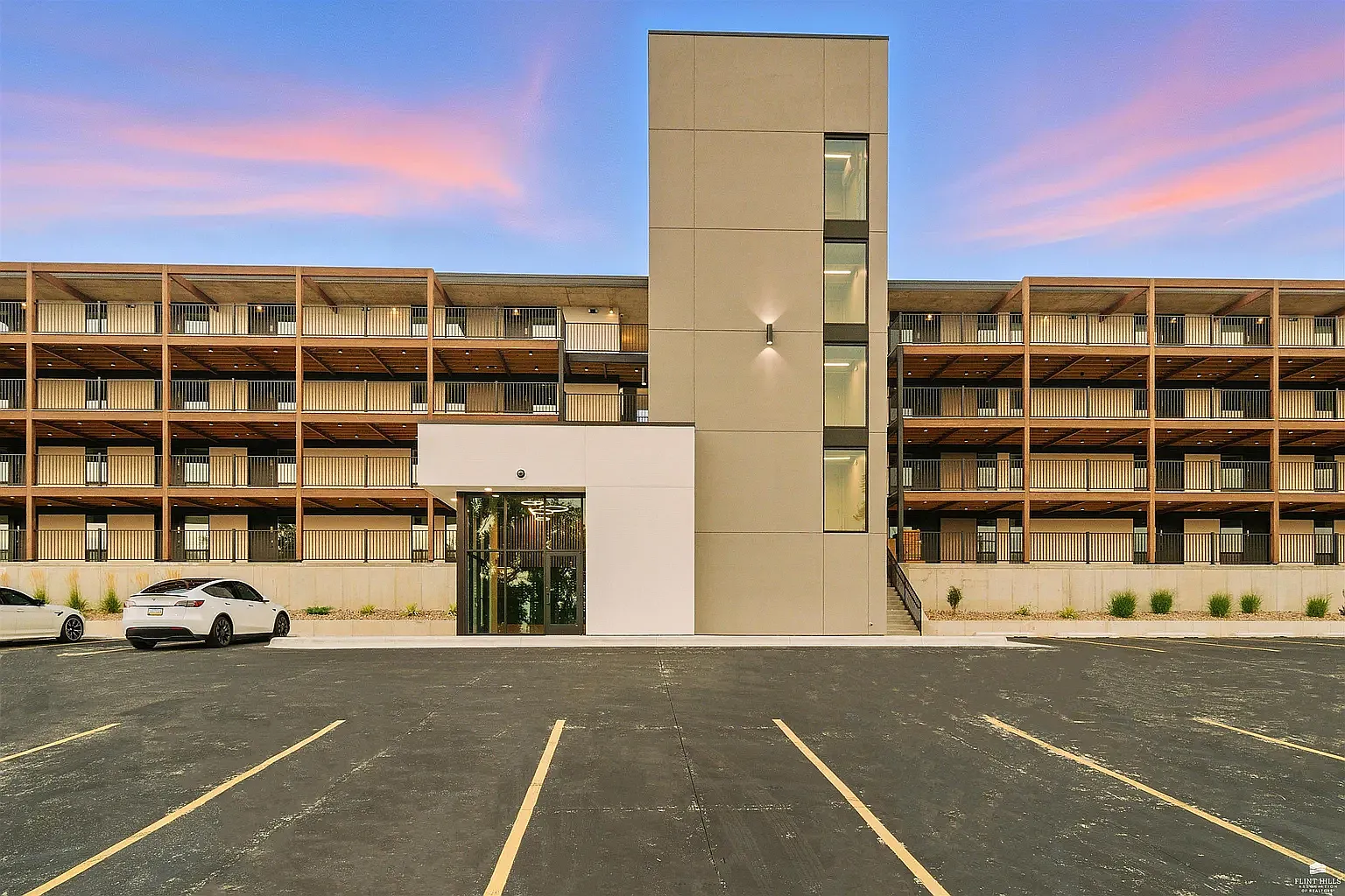 2 bed, 915 sqft, $2,500 — Photo 1