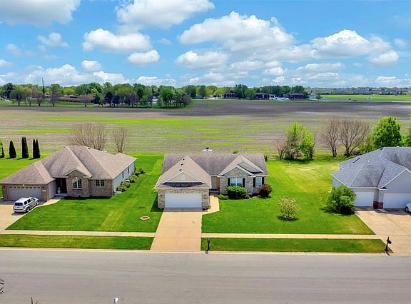 3rd image of 650 Peony Ln