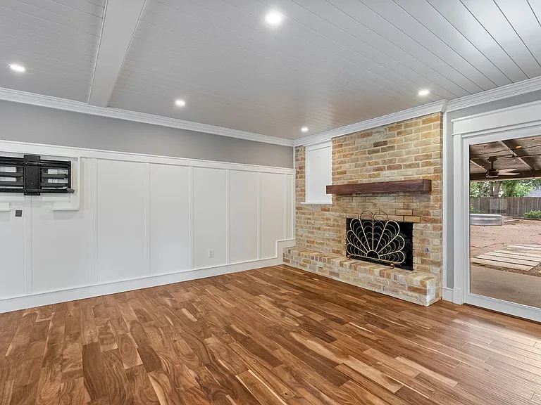 2607 N Shields Dr — Photo 13