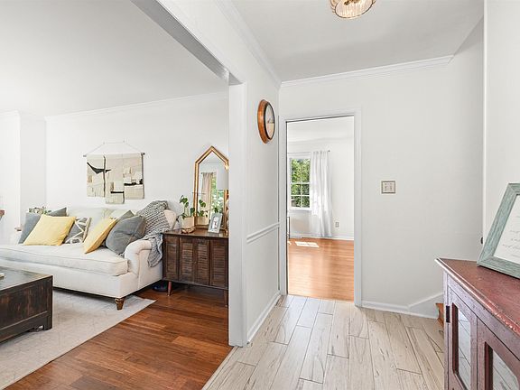 5th image of 949 Shady Brook Cir