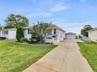 62 Satinwood Dr, Cheektowaga, NY 14225