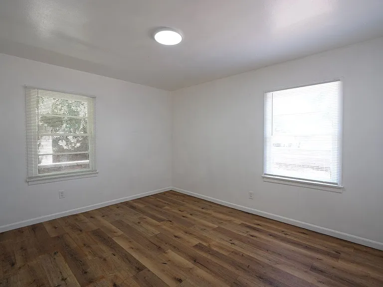 604 W 10th St — Photo 31