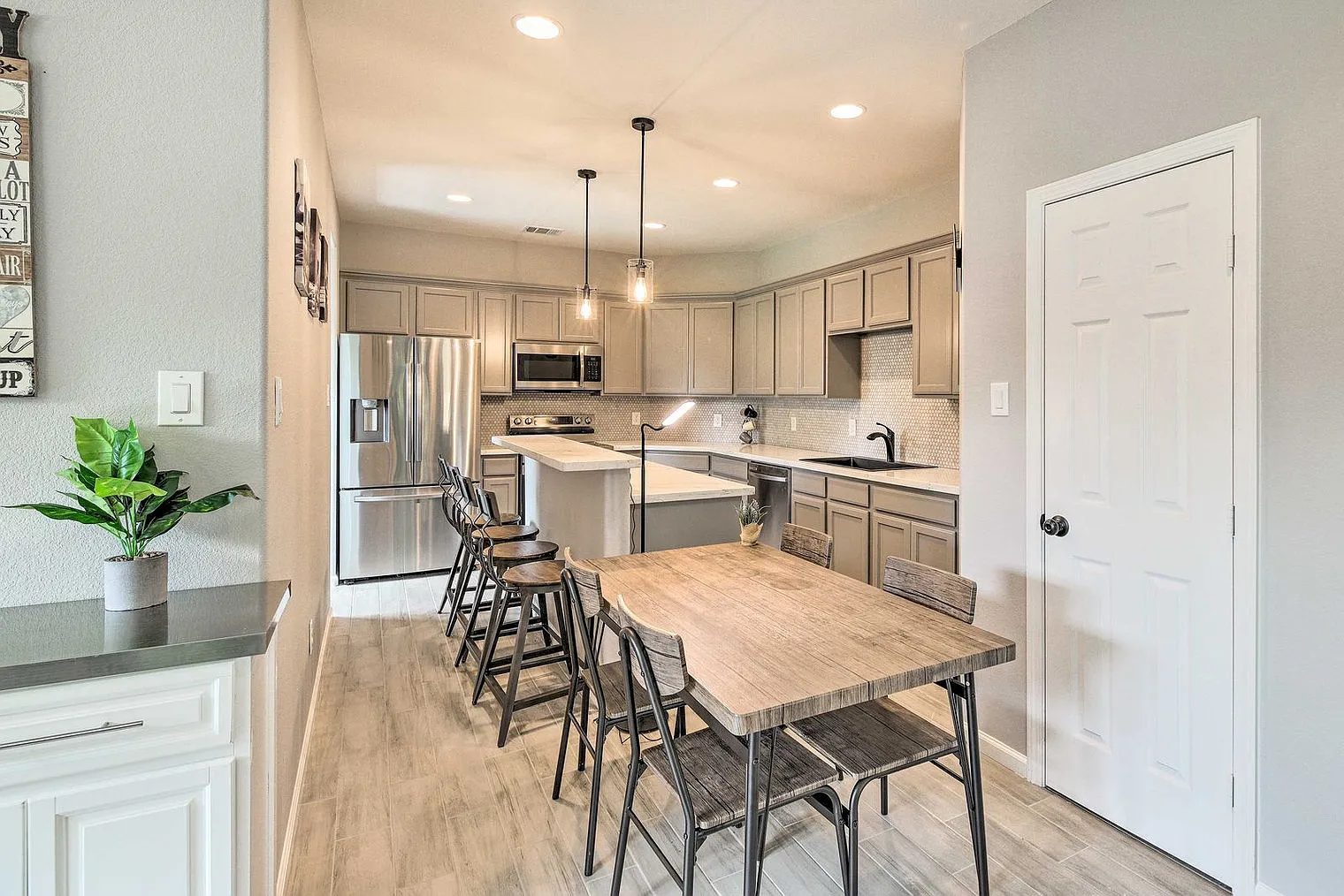 3 bed, 2.0 bath, 1883 sqft, $4,902 — Photo 4