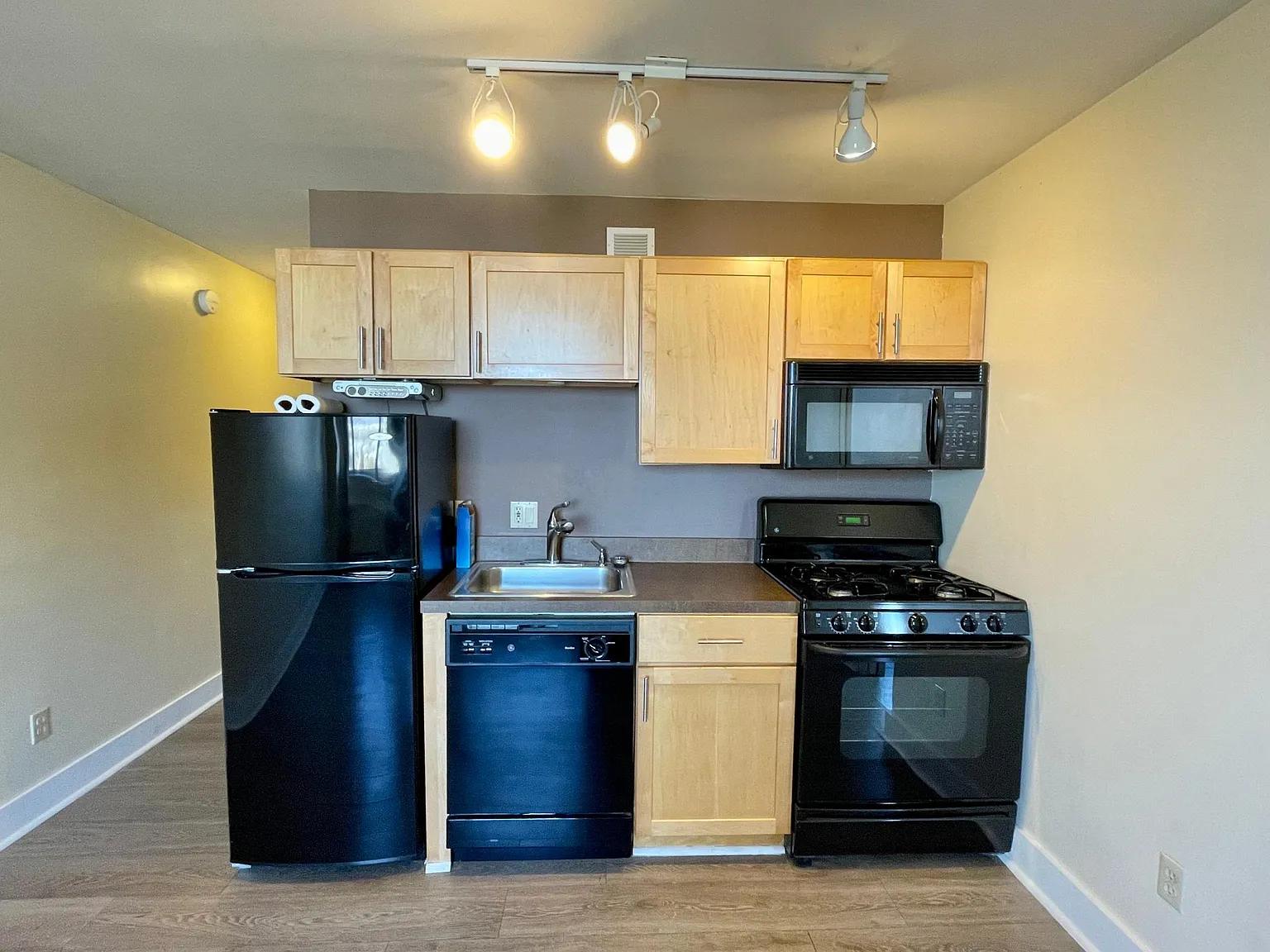 1 bed, 600 sqft, $1,100 — Photo 2