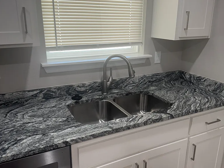KITCHEN W GRANITE COUNTERTOPS