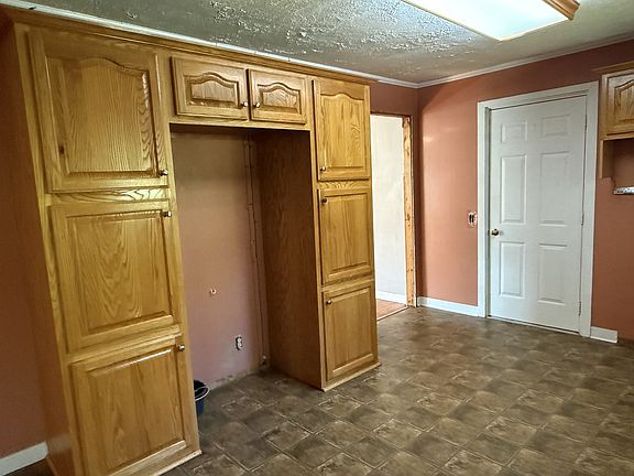 5th image of 220 Kenneth St