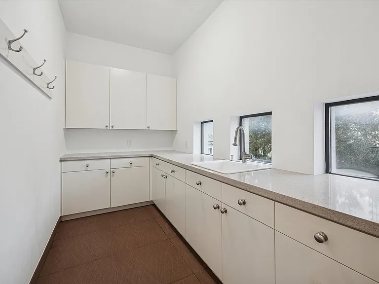 118 Tuam St — Photo 33