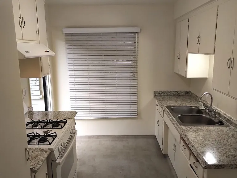 842 Sunset Blvd #4 — Photo 2
