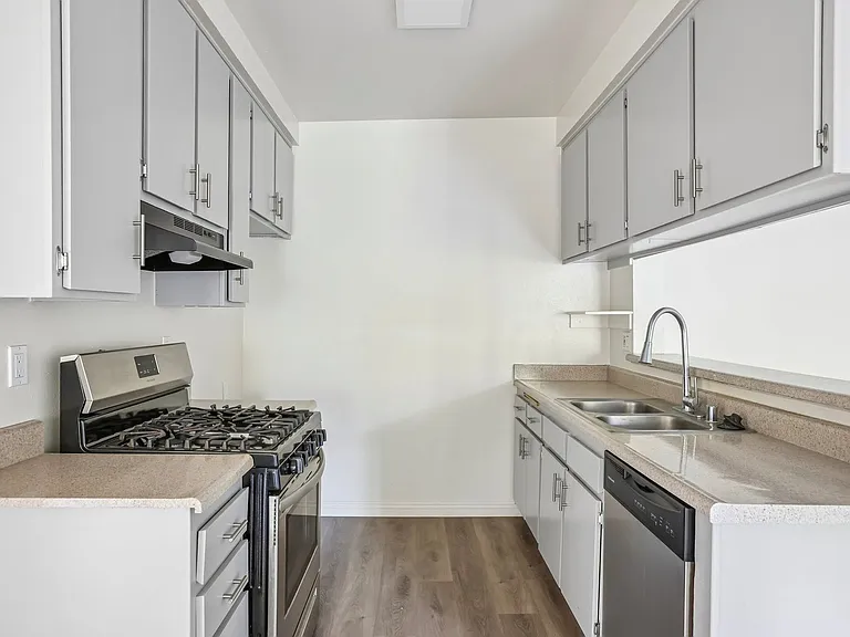 8541 Foothill Blvd., Sunland — Photo 40