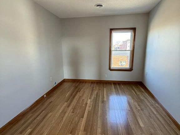 4th image of 50 Cash St