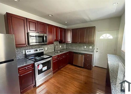 2nd image of 1611 French St #1611