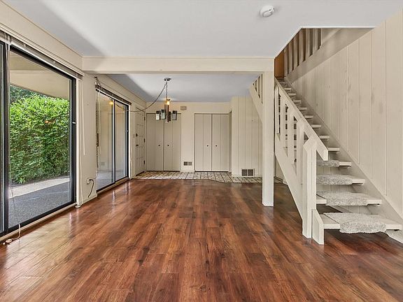 5th image of 711 Thornridge COURT #B