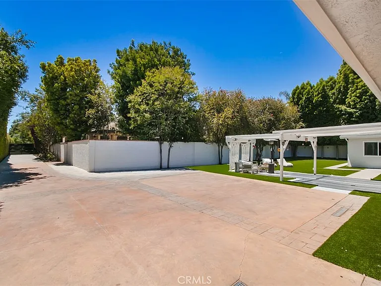 22841 Calvert St — Photo 4