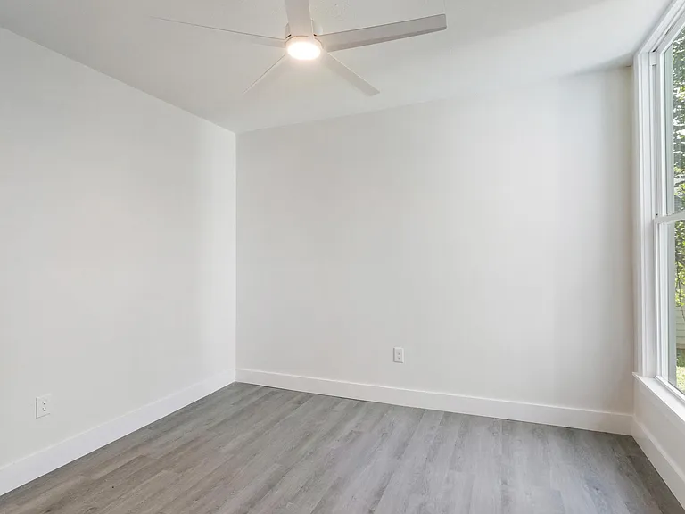 102 W Texas St #1 — Photo 9