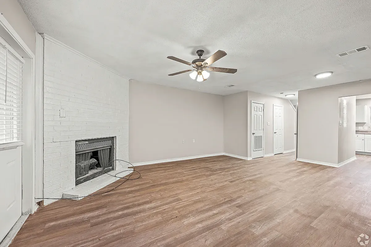 Seasons & Woodale Apartments — Photo 1
