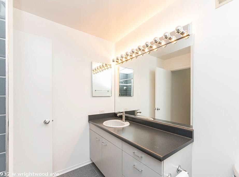 1st image of 932 W Wrightwood Ave #1028