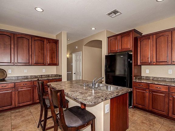 3rd image of 2765 E Clifton Ave