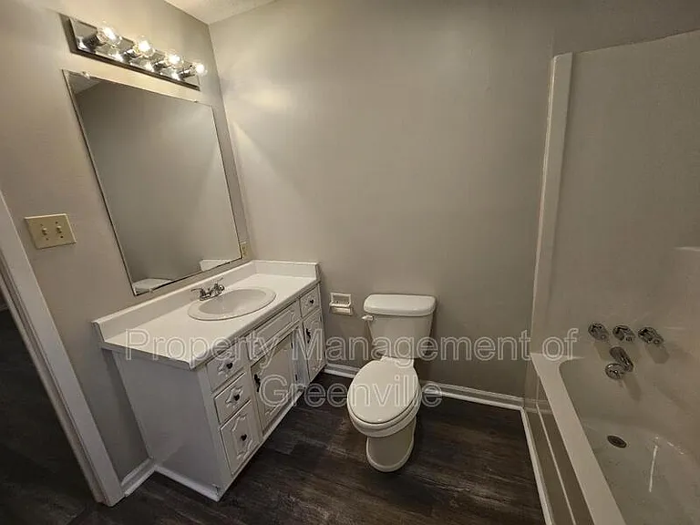 510 Woodside Ln — Photo 12