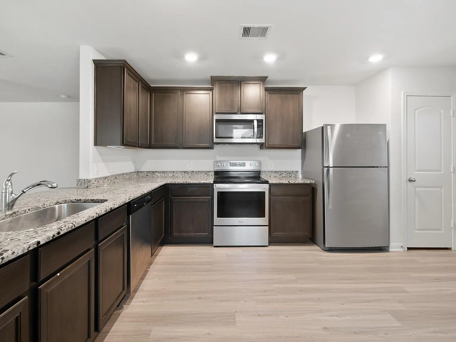 3 bed, 2.0 bath, 1335 sqft, $1,799 — Photo 3