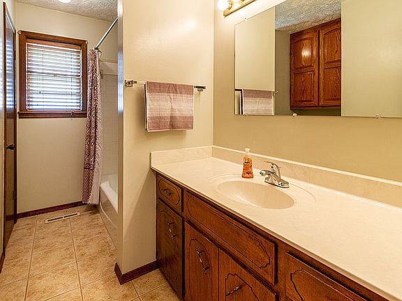 4th image of 1116 Cottonwood Ct