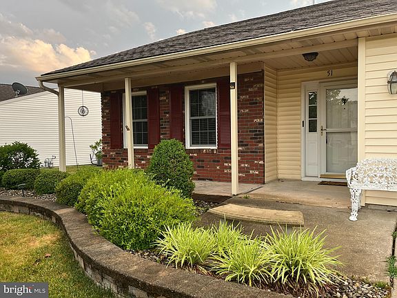 2nd image of 51 Horseshoe Ln N