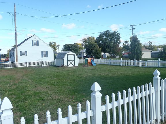 Huge Fully-Fenced Flat Back Yard