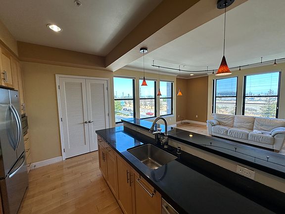 4th image of 1001 Laurel St Unit 319