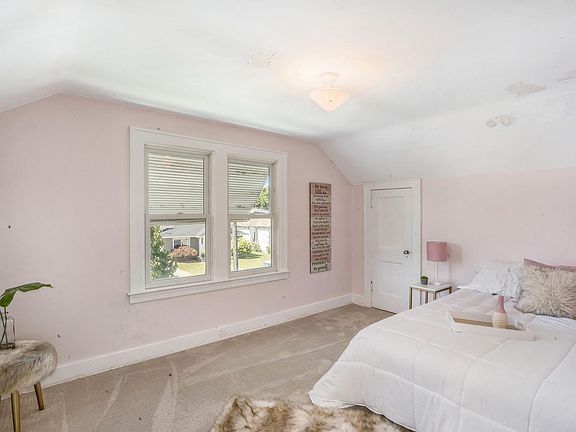 5th image of 2136 Melita Ave NE