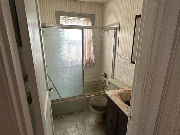 3rd image of 385 Rosemont Ave
