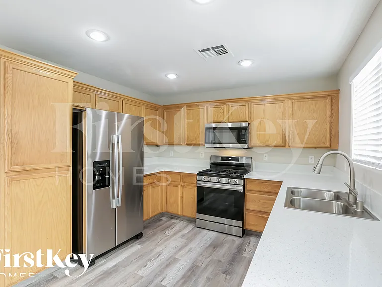 5681 Woods Crossing St — Photo 6
