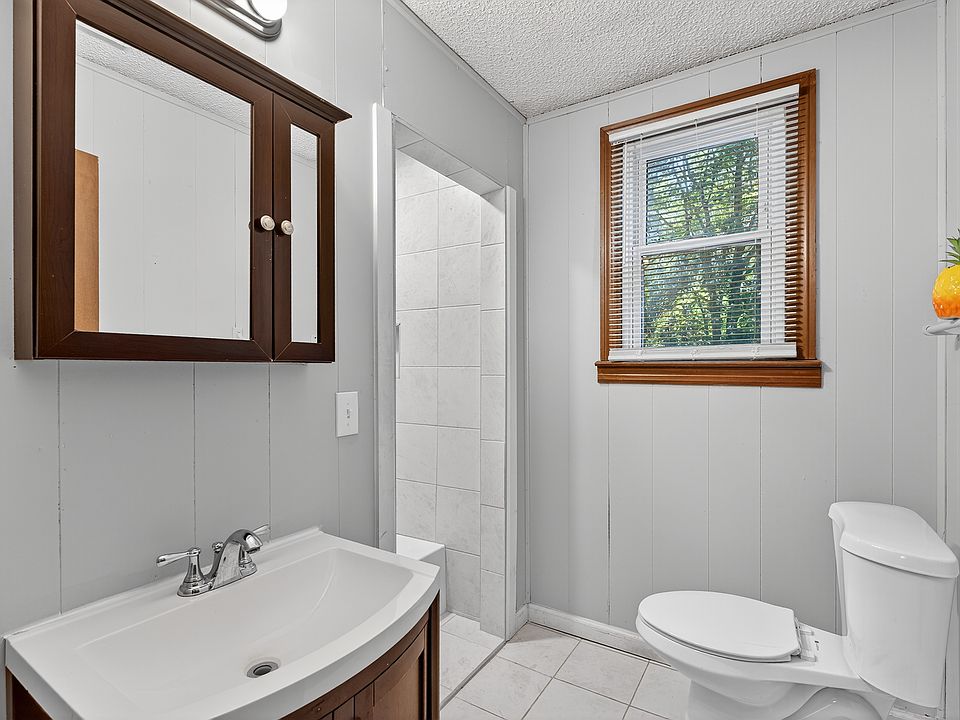 2nd image of 725 Drummond Dr