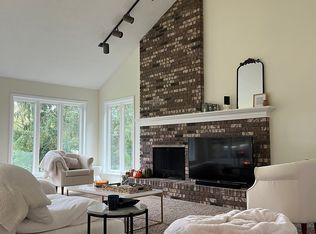 5 Hidden Springs Dr, Pittsford, NY 14534