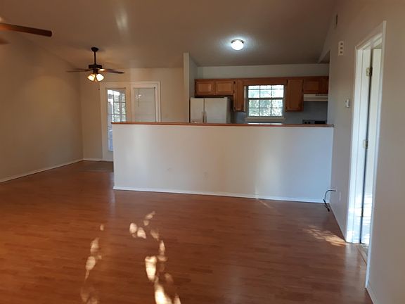 3rd image of 211 Hilltop Dr