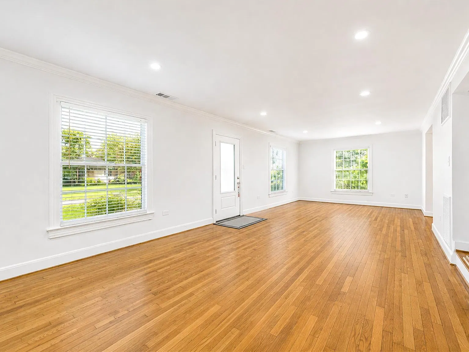 4 bed, 2.0 bath, 2021 sqft, $3,100 — Photo 4