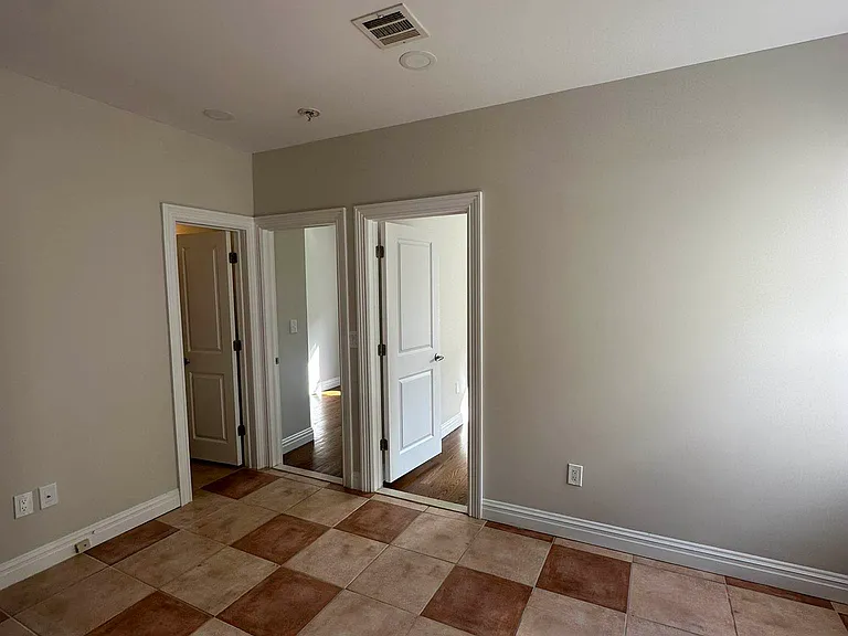 21-28 Ditmars Blvd #2B — Photo 1